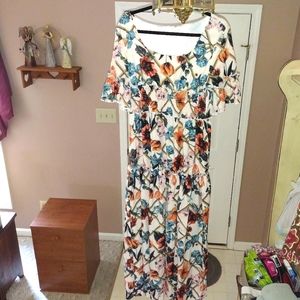 Curved Dream maxi dress, with square neck, half sleeves and ruffled details